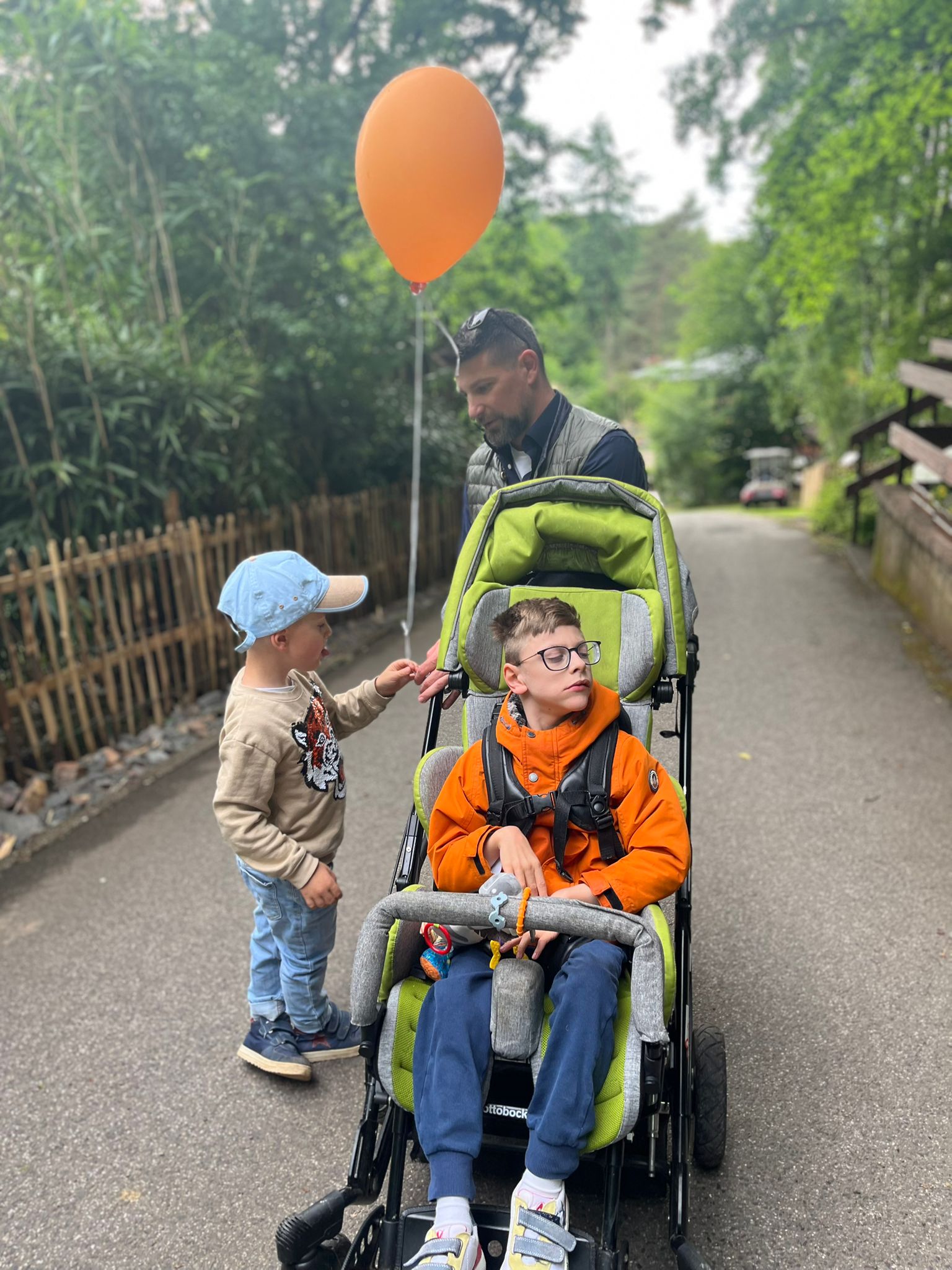 Benjamin Schmitt mit seinen Söhnen beim Spaziergang